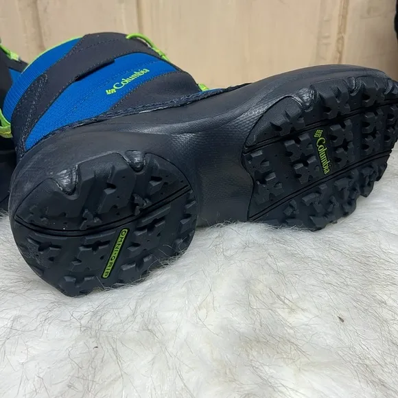 Columbia Waterproof snow boot. Size 5. Blue and green. Like new. Toggle pulls