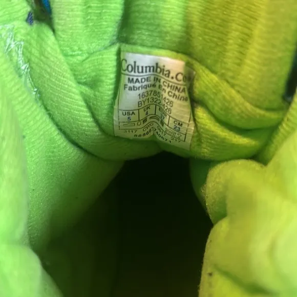 Columbia Waterproof snow boot. Size 5. Blue and green. Like new. Toggle pulls