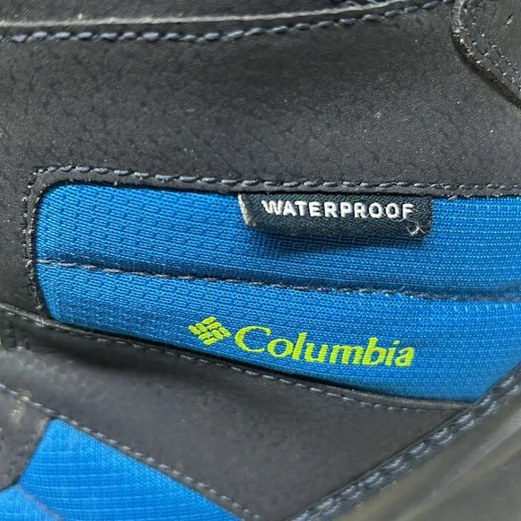 Columbia Waterproof snow boot. Size 5. Blue and green. Like new. Toggle pulls