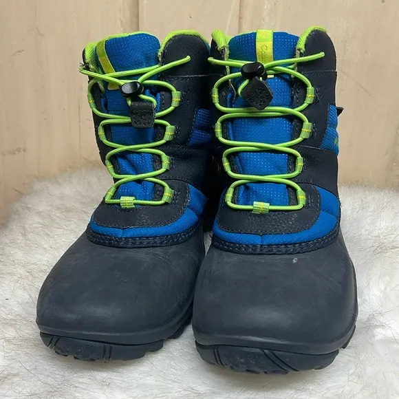 Columbia Waterproof snow boot. Size 5. Blue and green. Like new. Toggle pulls