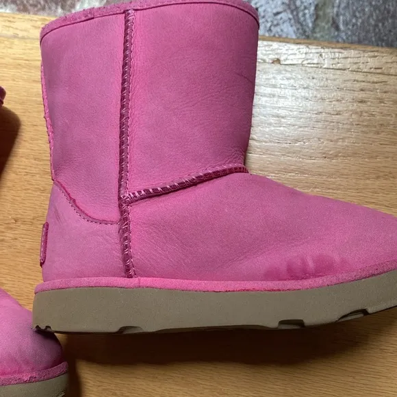 UGGKids Girl's Classic Short II Waterproof Pink Azalea 9 Toddler M
